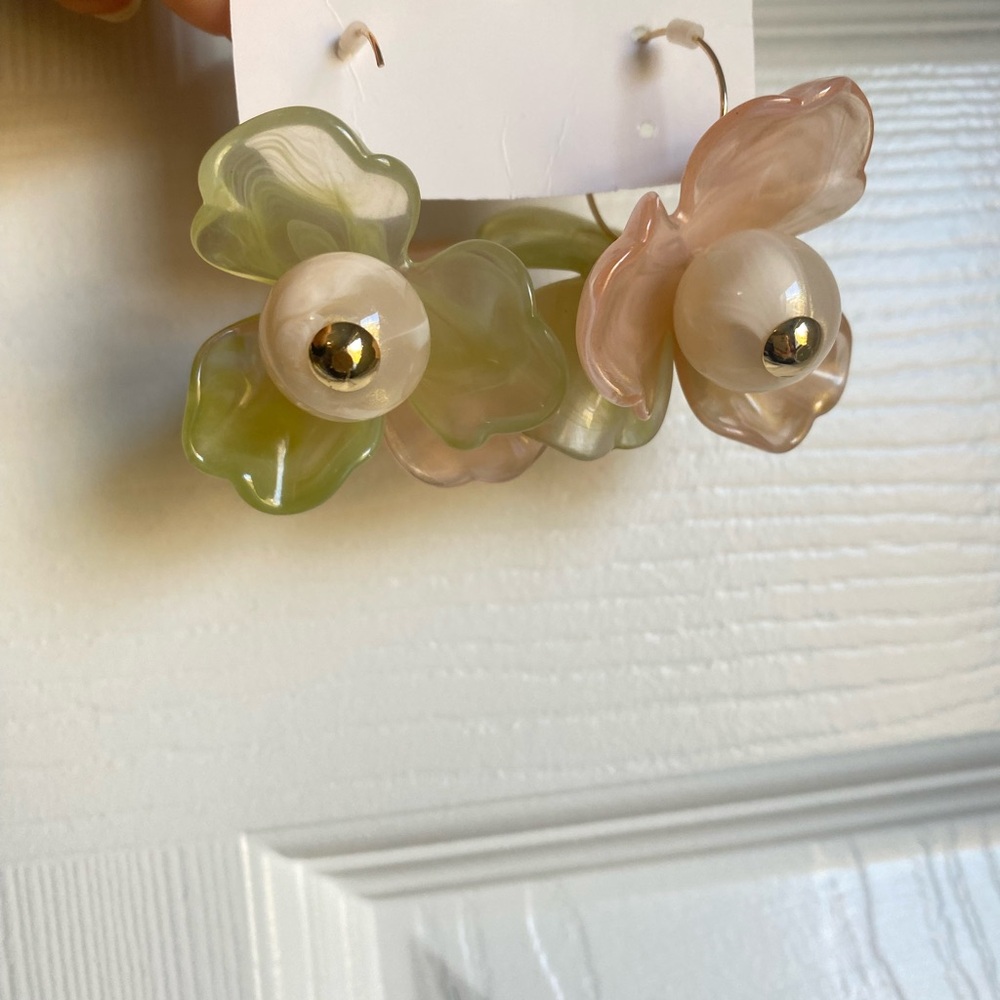 NEW Floral Pearl Earrings